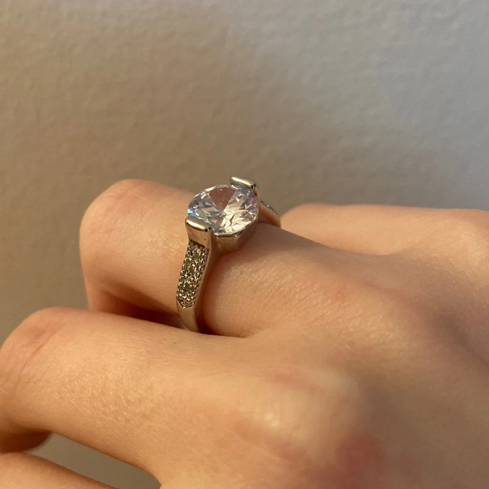 *Fake* Diamond ring - Picture 7 of 9